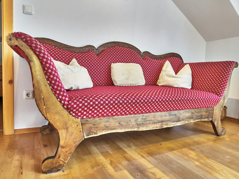 Eine schicke Couch im Pfefferhof lädt zum Verweilen ein.