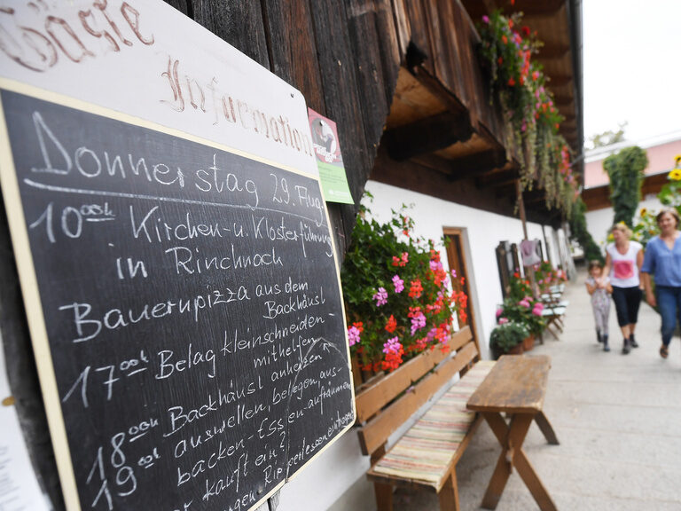 Der Gastgeber-Wochenplan auf einer Schiefertafel im Pfefferhof