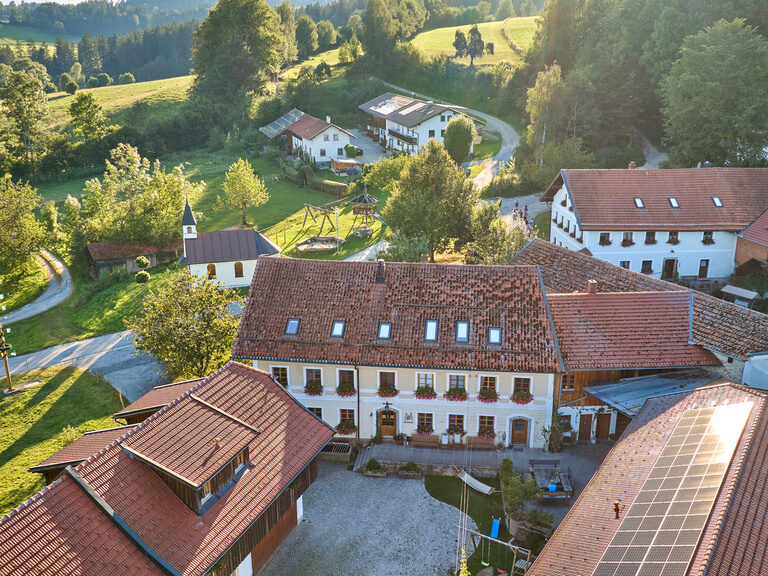Luftaufnahme des Bio-Bauernhof Pfefferhof im Bayerischen Wald